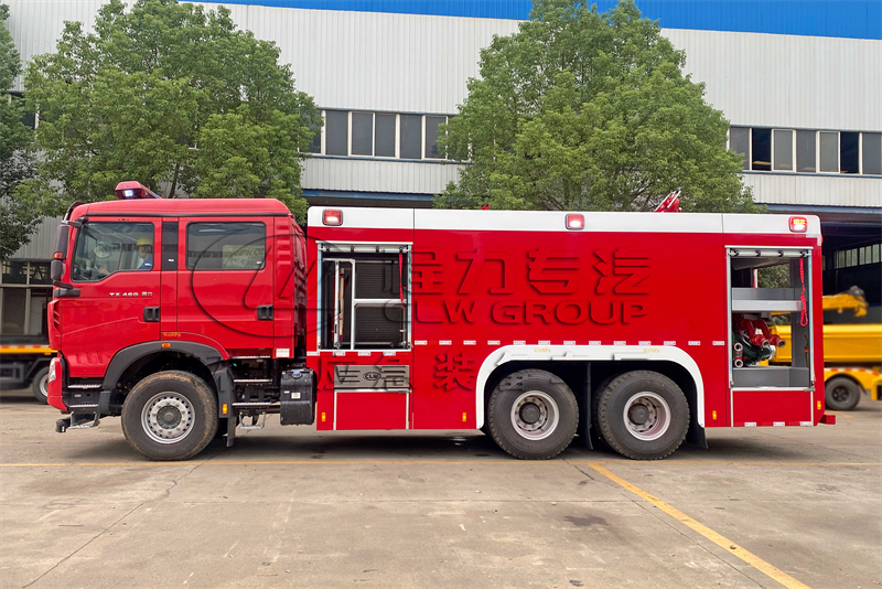 能邊開(kāi)邊噴水的消防車
